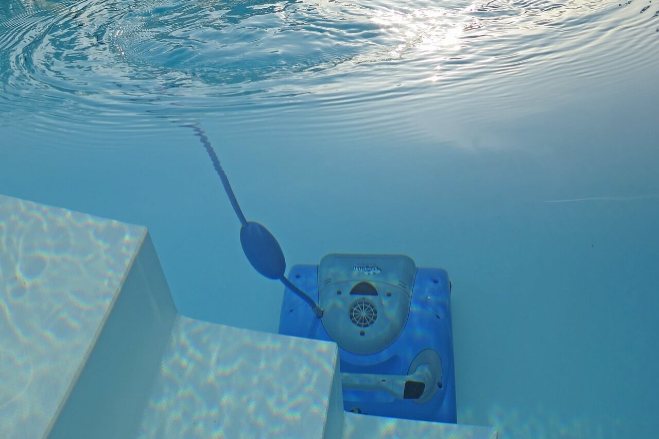 Robot de piscine immergé.
