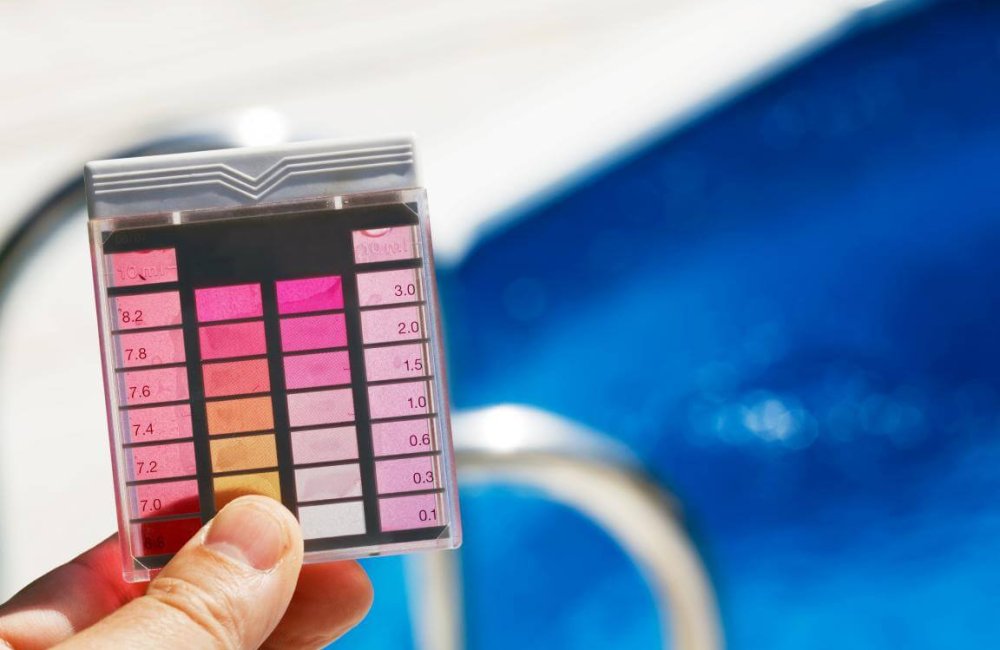 Test niveau PH eau de piscine.